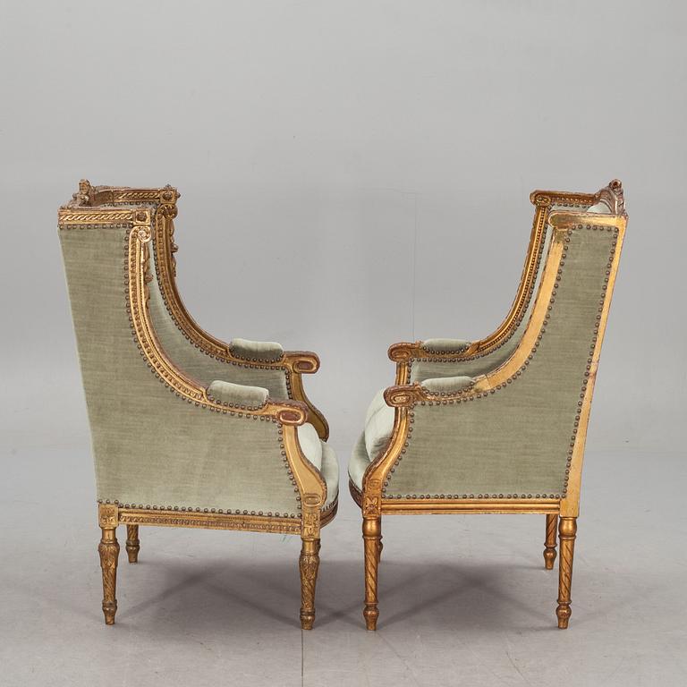BERGERÉR, två snarlika. Louis XVI-stil. Sekelskiftet 1900.