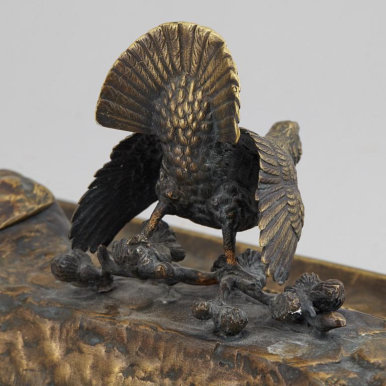 SKRIVBORDSUPPSATS, patinerad mässing. Sekelskifte 1900.