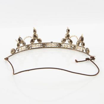 Tiara av silver med odlade pärlor och rosa fasetterat glas, ring av silver med syntetisk rosa safir, Hässleholm 1964.
