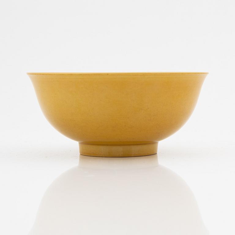 A Chinese yellow bowl, 20th century.
