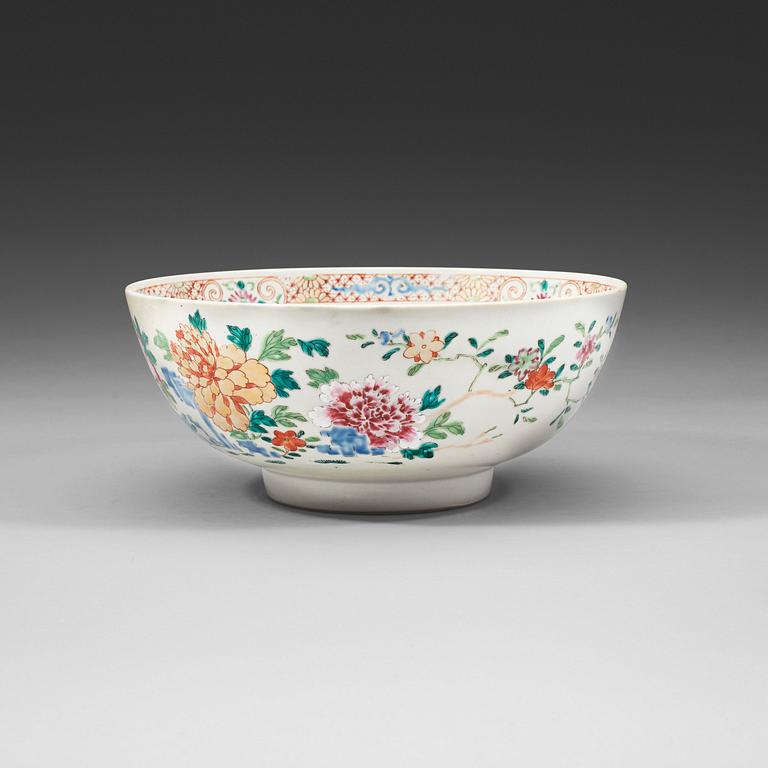 A famille rose bowl, Qing dynasty, Qianlong (1736-95).