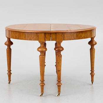 A late 19th century dining table.