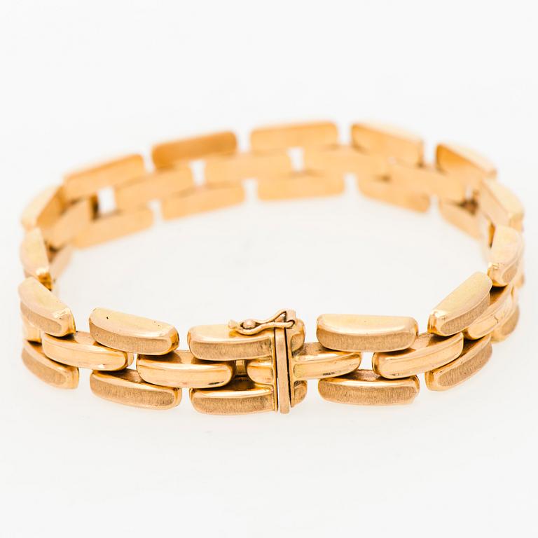 A BRACELET, 18K gold. Italy.