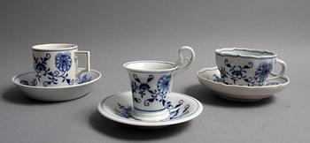 SERVISDELAR,ca 60 delar. Meissen "Lökmönstret".