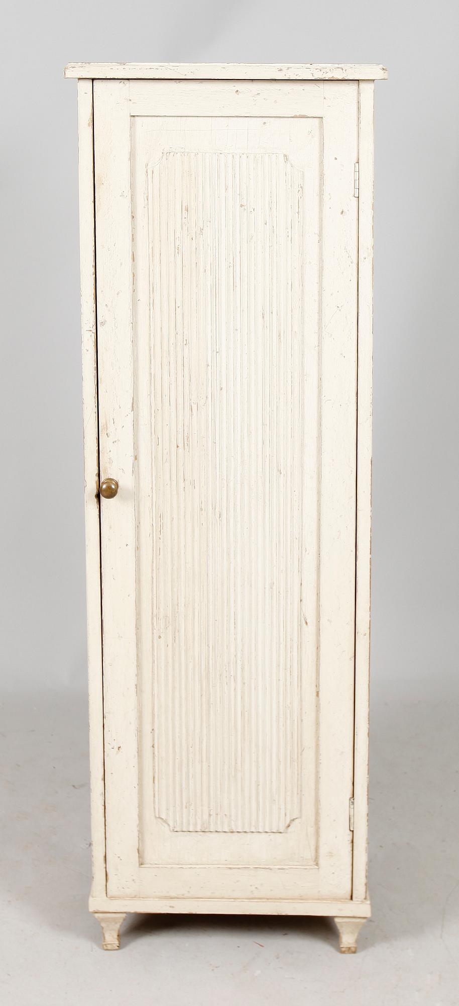 KOLONNSKÅP, gustaviansk stil, 1800-/1900-tal.