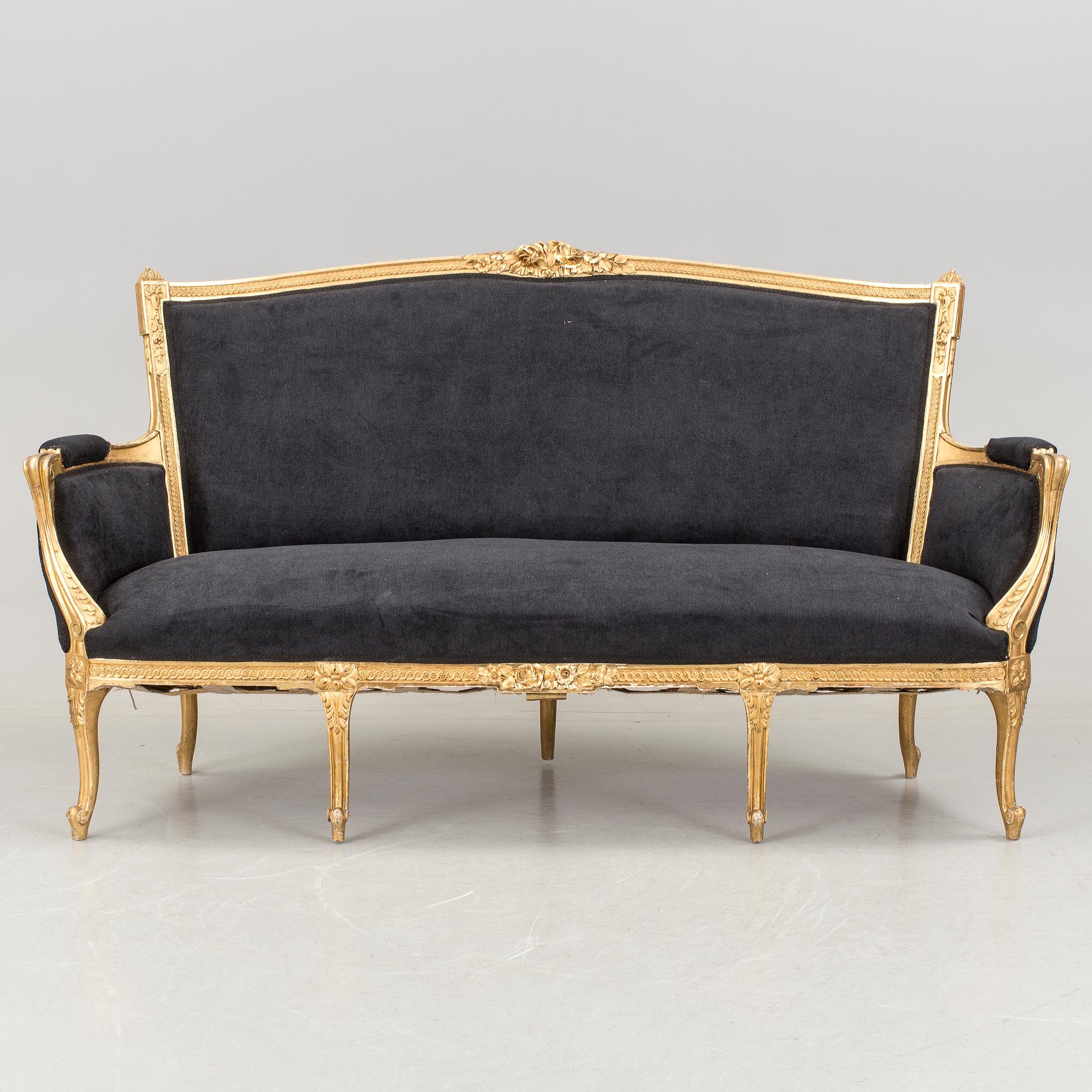 A Louis XVI-style sofa from the end of the 19th century.