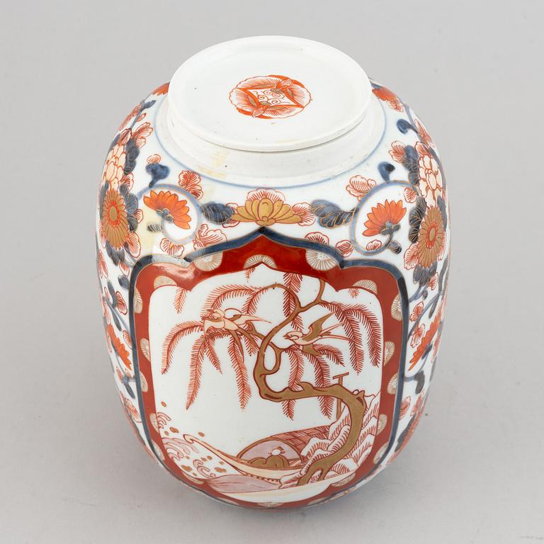 A Japanese imari jar with cover, Meiji (1868-1912).