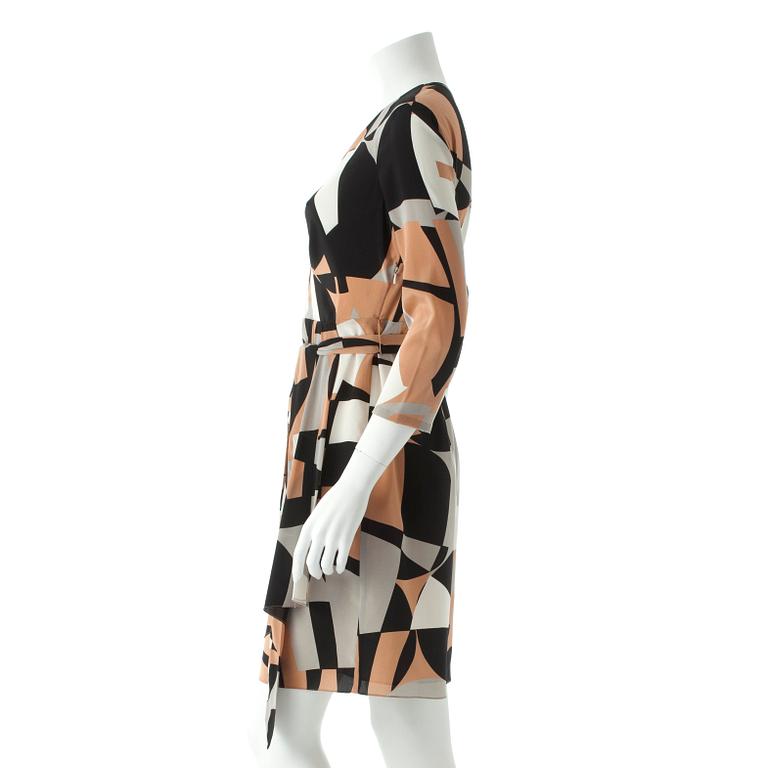 DONNA KARAN, a silk dress patterned i white, beige, grey and black.