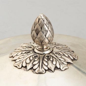 A Bernt Erlandsson parcel-gilt silver saucepan with cover, Kritianstad, 1909.