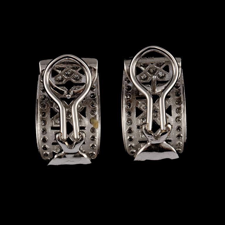 ÖRHÄNGEN, ett par, 14k vitguld med briljantslipade diamanter, ca 2.00 ct. Vikt 7 g.