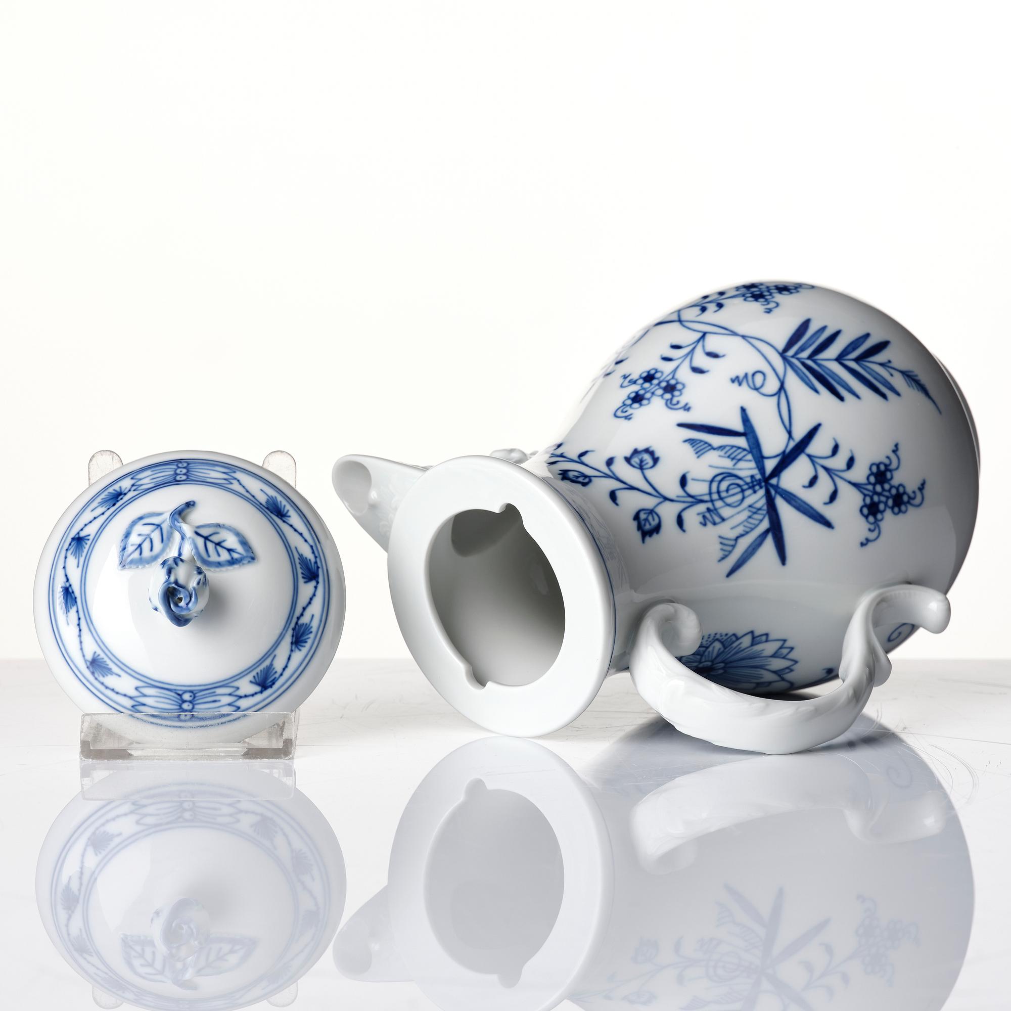 A coffeepot, sugarbowl, creamjug and a strainer, 'Zwiebelmuster', Meissen, Germany.