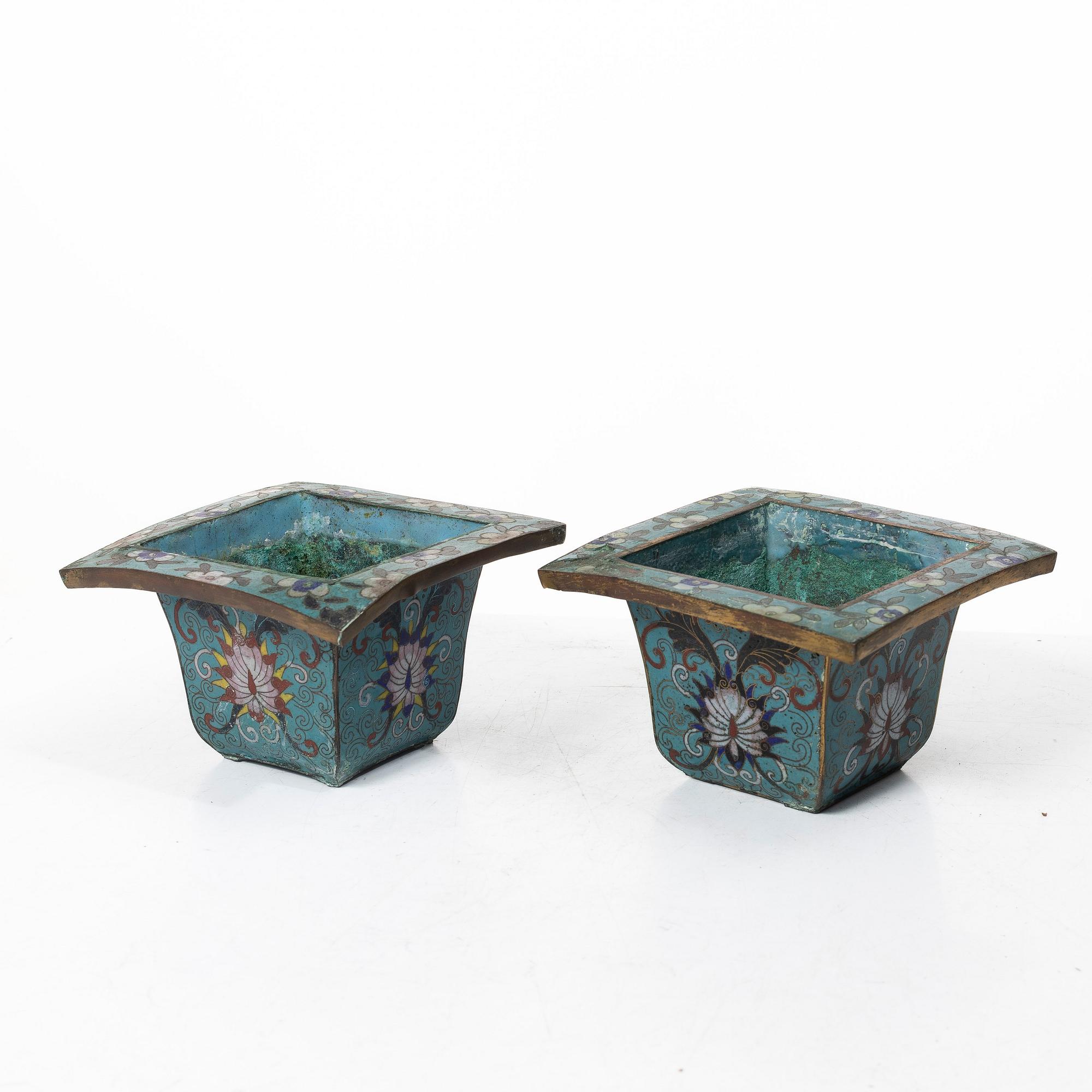Ytterfoder, cloisonné på förgylld koppar, ett par, sen Qingdynasti / omkring 1900.