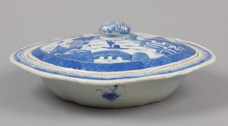 LOCKKAROTT, porslin, Kina 1800-talets första hälft.