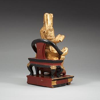 A large seated sculpture of Guandi, Qing dynasty, 17/18th Century.