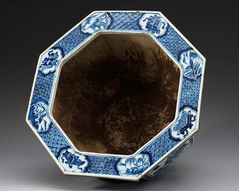 A large blue and white flower pot, Qing dynasty, Qianlong (1736-95).