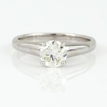 RING, enstenring, 18K vitguld med briljantslipad diamant, 0,90 ct. Vikt 4,14 g.