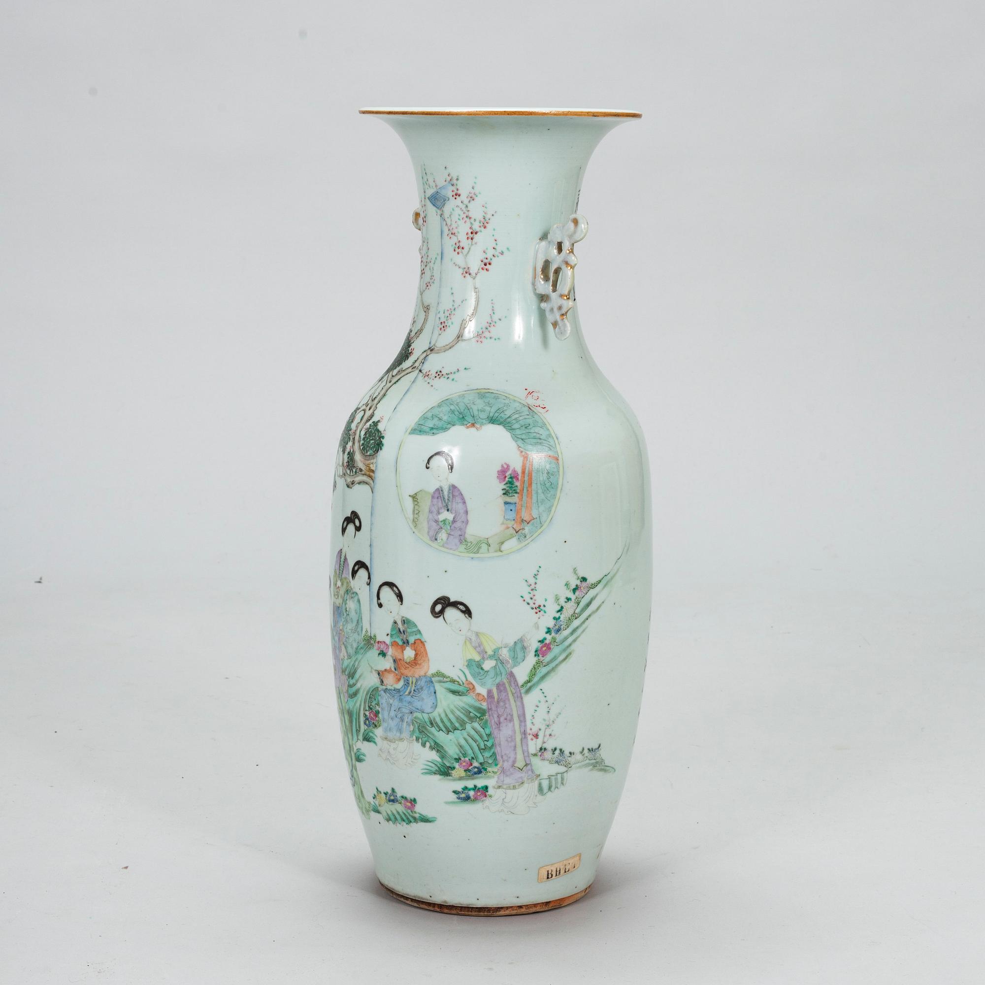 A Chinese porcelain vase by Wang Tong Shun, 20th Century.