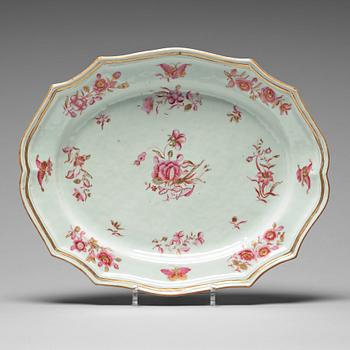 832. A famille rose serving dish, Qing dynasty, Qianlong (1736-95).