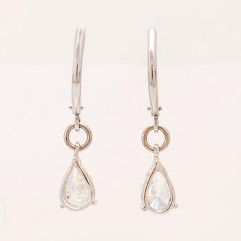 Örhängen 18K vitguld och päronslipade diamanter.