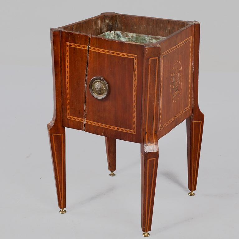 YTTERFODER, Louis XV-stil, 1900-talets första hälft.