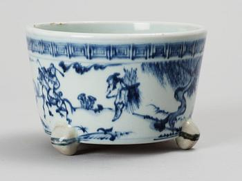 RÖKELSEKAR, porslin. Sydostasien. 1900-tal.