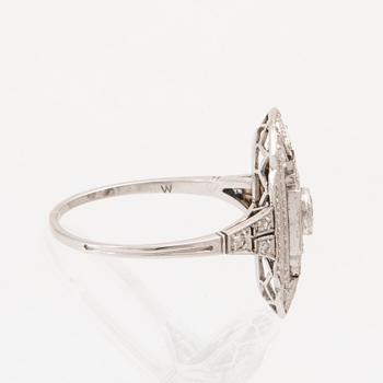 A platinum Art Deco ring set with round brilliant-cut and old-cut diamonds.