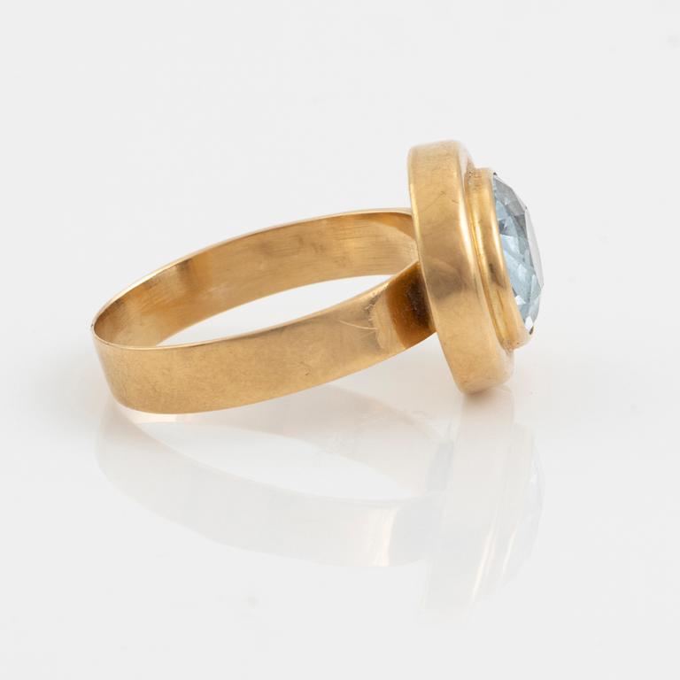 Ring 18K gold with synthetic stone.