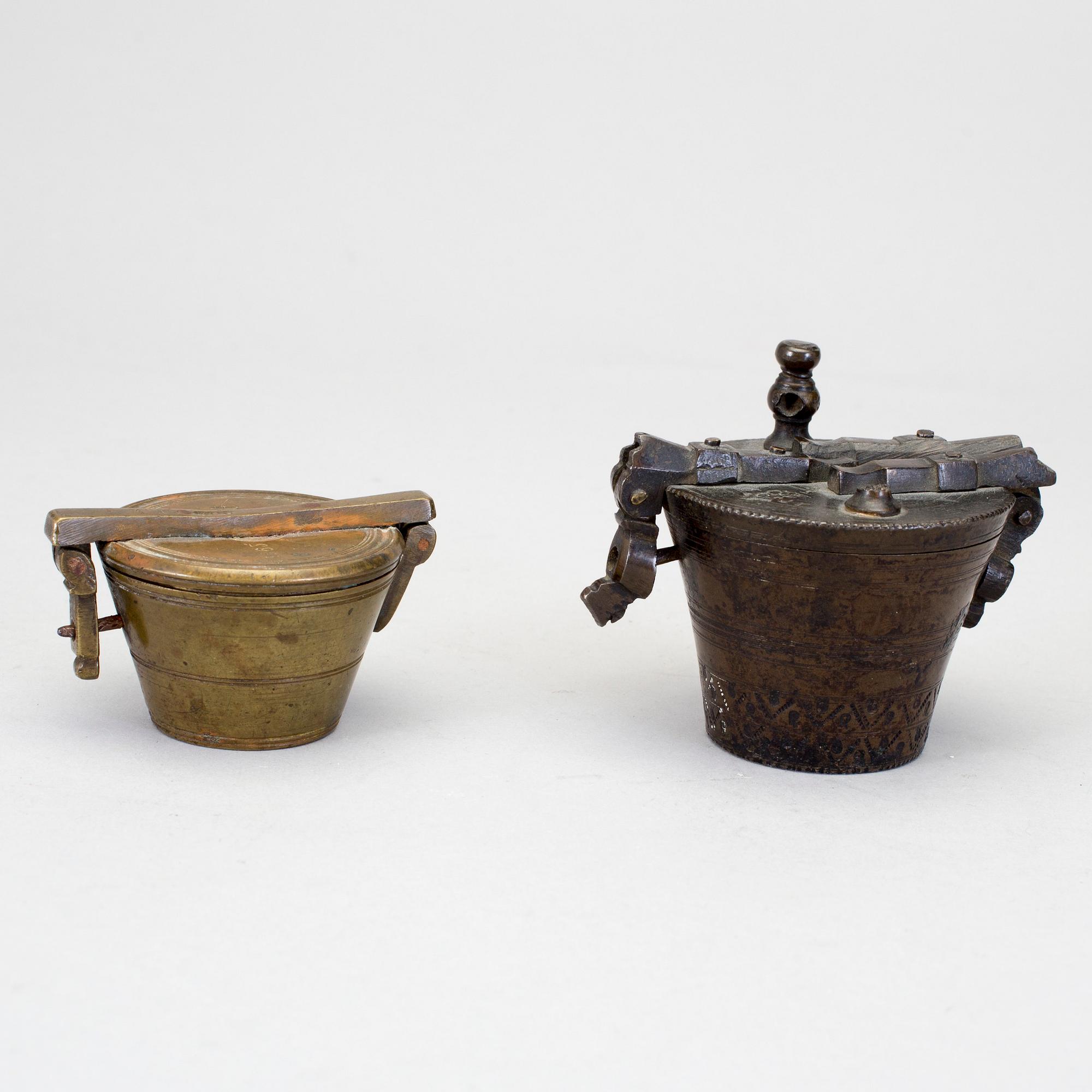 VIKTSATSER, 2 stycken, mässing, en 1700-tal med dubbelslagen datering samt en daterad 1863.