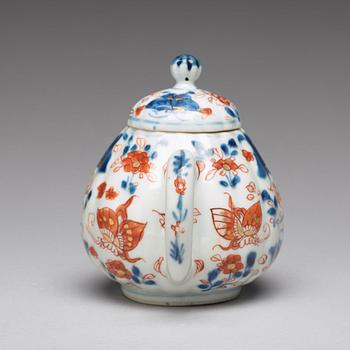 An imari tea pot with cover, Qing dynasty, 18th Century.