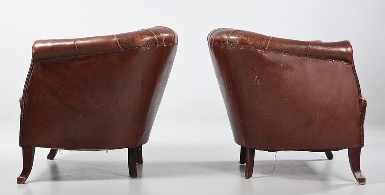 CLUBFÅTÖLJER, ett par, 1900-talets början.