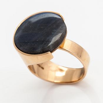 Elis Kauppi, A 14K gold ring with a spectrolite. Kupittaan kulta, Turku 1974.