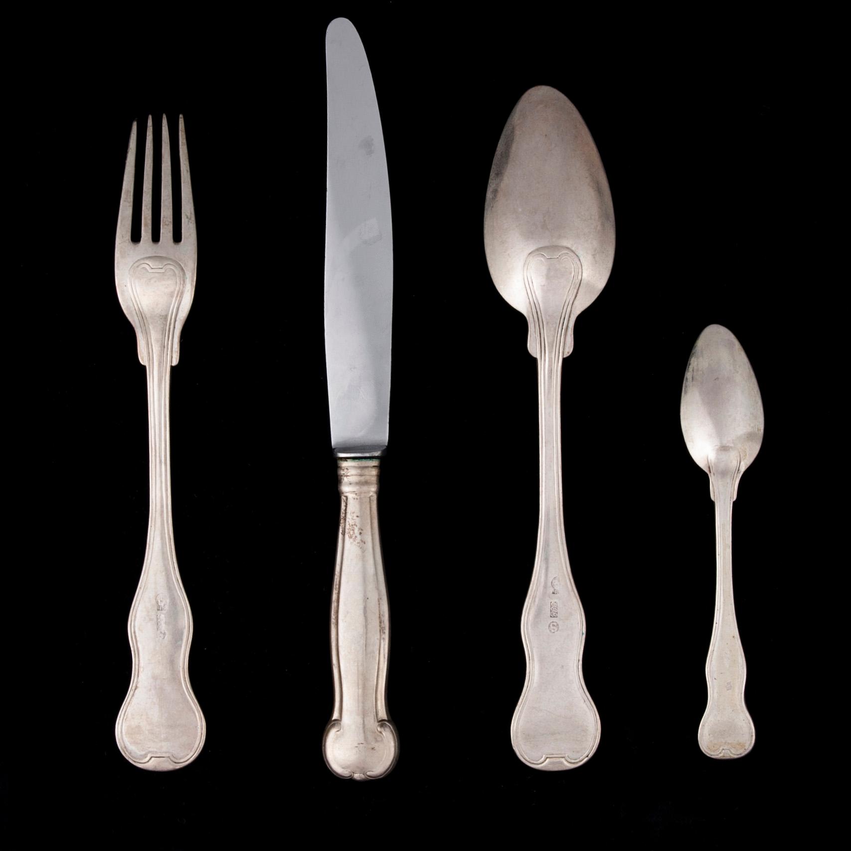 ATERIMIA, 26 osaa, hopeaa, veitsissä metalliterät, todenn. vuosisadanvaihde 1800/1900. Yht. paino 1919 g.