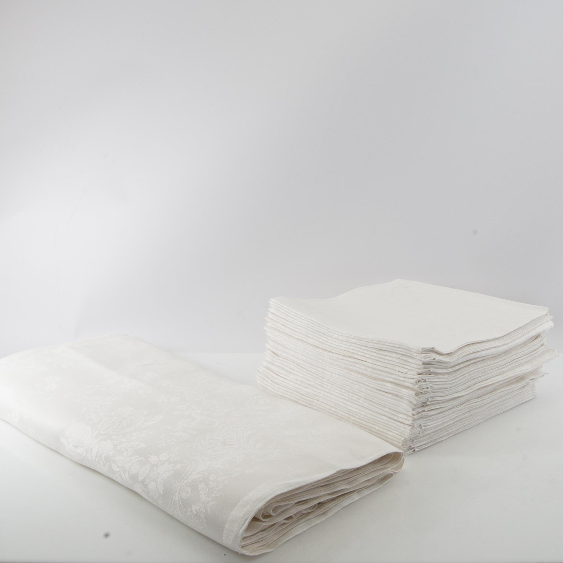Tablecloth and napkins 24 pcs 20th century first half damask.