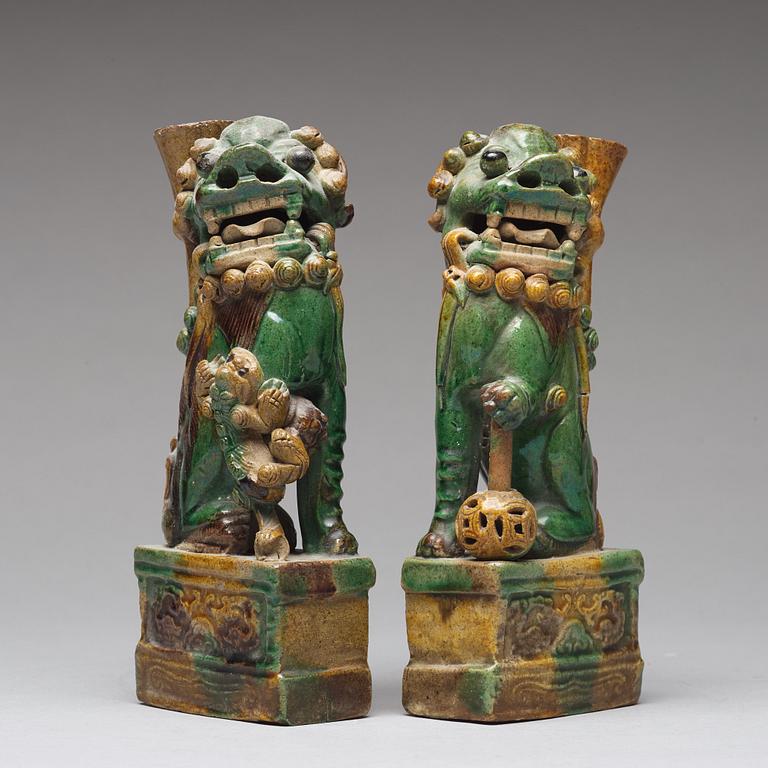 RÖKELSEHÅLLARE, ett par, biskviporslin. Qingdynastin, Kangxi (1662-1722).