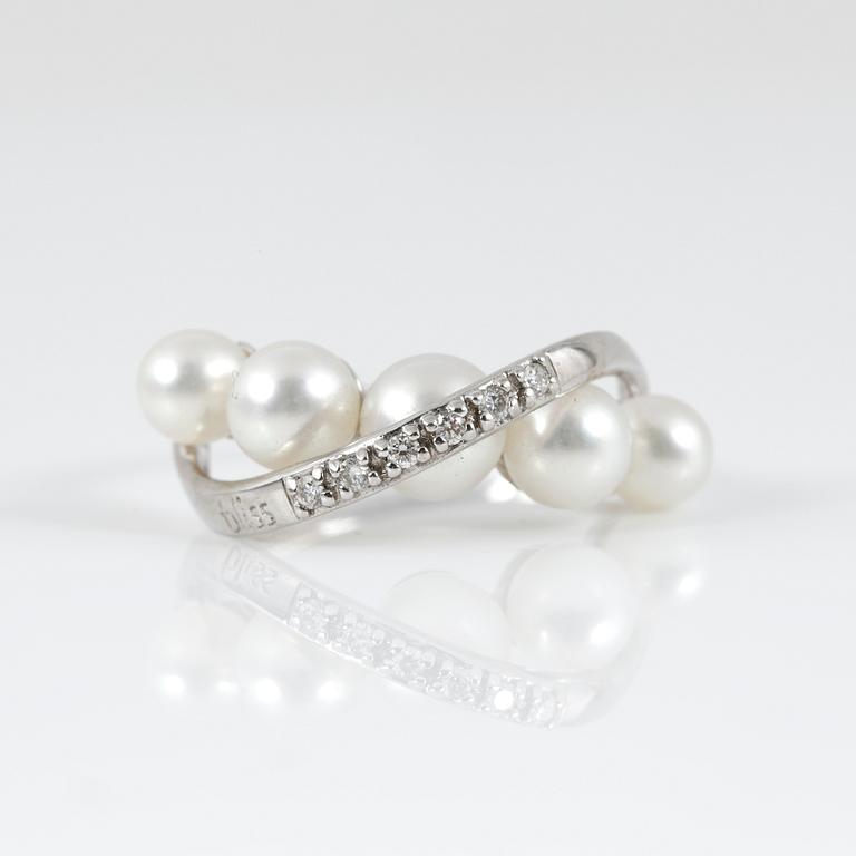 RING, Bliss, Italien, 18K vitguld med 5 pärlor och diamanter ca 0.06ct.