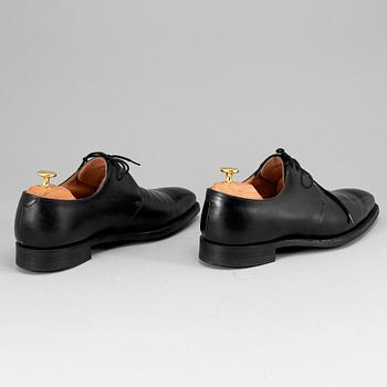 CROCKETT & JONES, a pair of black leather 'Highbury' shoes, size 8.