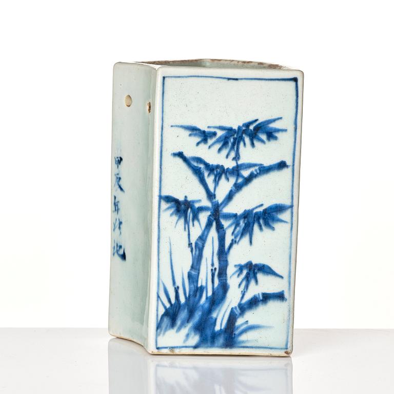 Ställ/vas, porslin. Transition, 1600-tal.