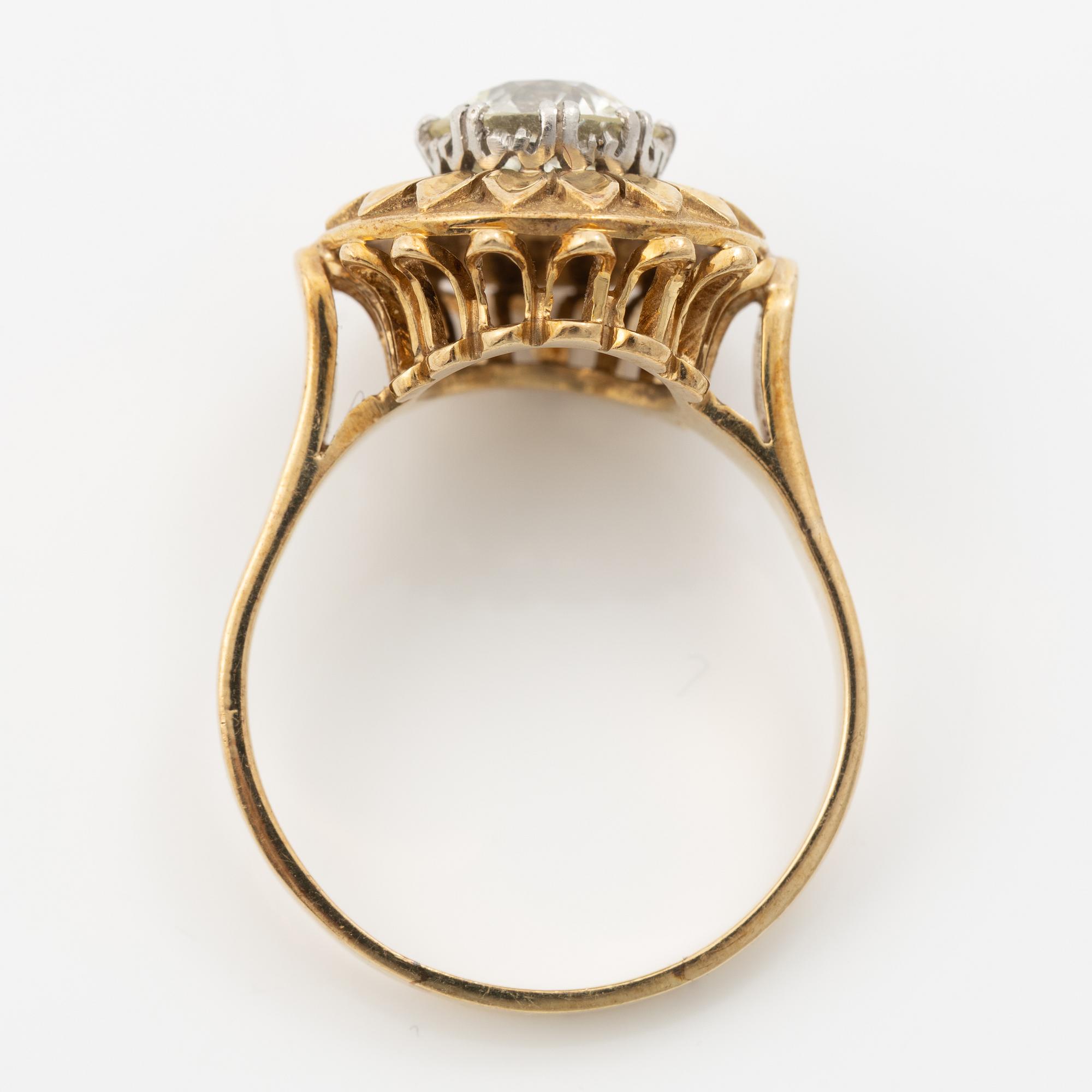 Ring, 14K gold, with an old-cut diamond of approximately 2 ct.