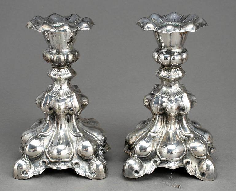 LJUSSTAKAR, 2 par, nysilver, barockstil, bl.a GAB, Stockholm, 1900-tal.