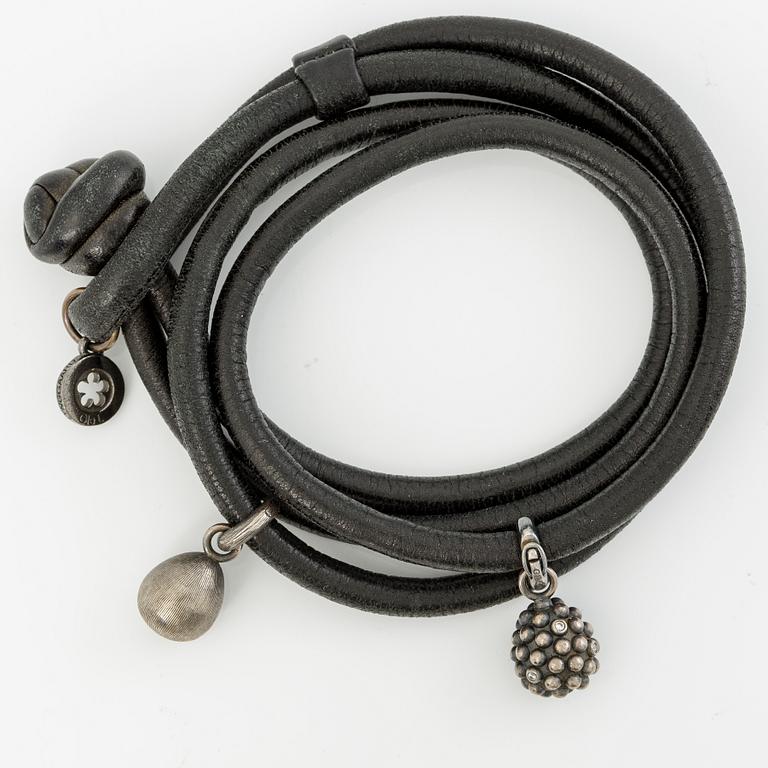 Ole Lynggaard bracelet leather with two charms silver "Sweet drops".