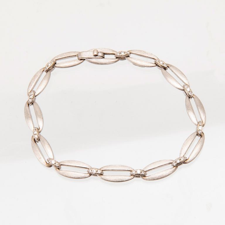 Armband 18K vitguld med runda briljantslipade diamanter.