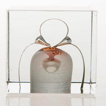 OIVA TOIKKA, An annual glass cube, signed Oiva Toikka Nuutajärvi 1985, numbered 527/2000.