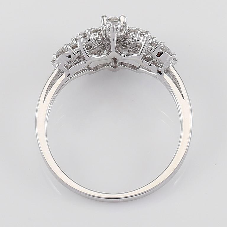 RING, 18K vitguld och diamanter tot ca 0.75 ct.