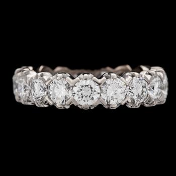 1181. RING, sk eternity ring, briljantslipade diamanter, tot. ca 4.20 ct.