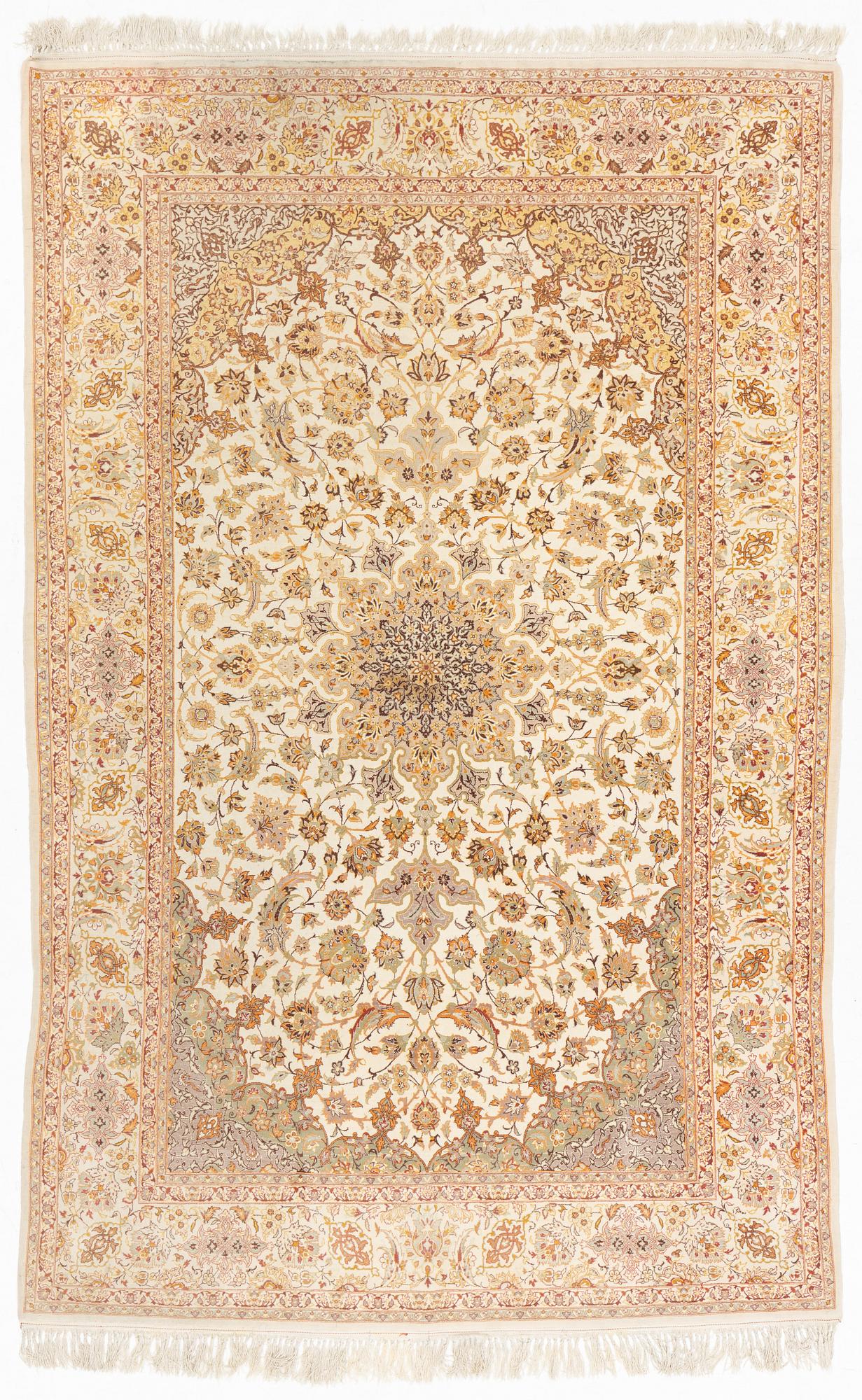 Carpet, Isfahan, approx. 244 x 157 cm.