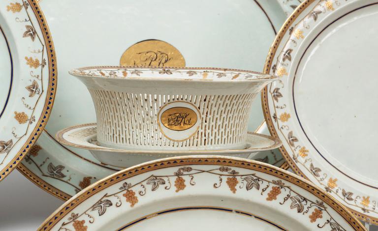 An enamelled and gold dinner service 65 pieces, Qing dynasty, Jiaqing (1796-1820).
