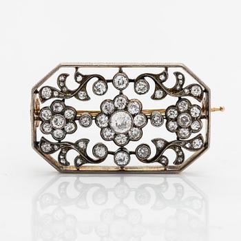 A 14K gold brooch with old- och rose-cut diamonds ca. 4.00 ct in total. St. Petersburg 1908-1926.