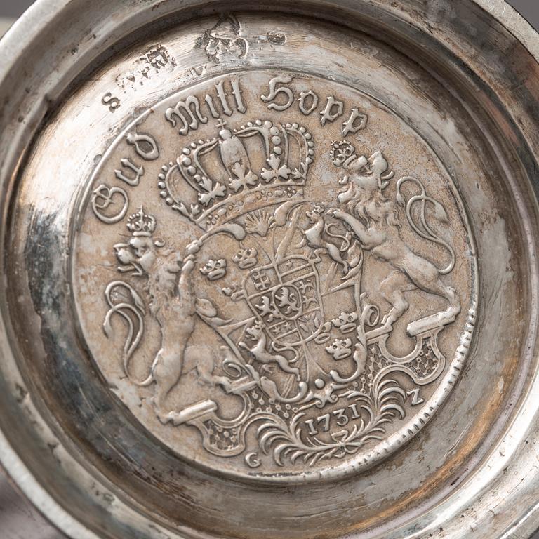 BÄGARE, silver, minnesmynt i botten. Otydliga stämplar. 1700-tal. Vikt ca 312 g.