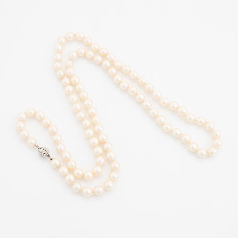 Cultured pearl necklace, clasp 18K white gold with eight cut diamonds.