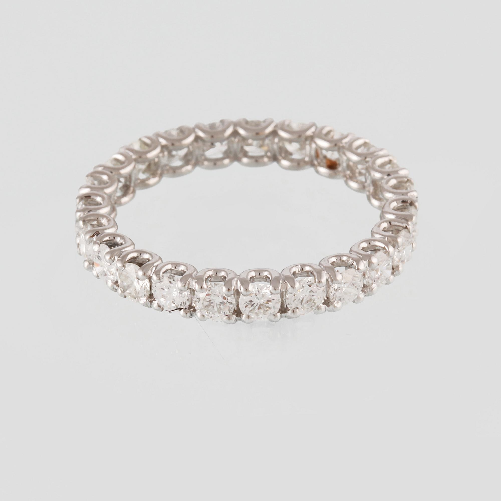 RING, 18K guld med briljantslipade diamanter ca 1.93 ct. Vikt 2,8 gram.